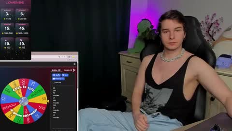 Snapshot of vincent__strong chatting on October 20, 8:37 am Vincent Strong online show from October 20, 8:37 am