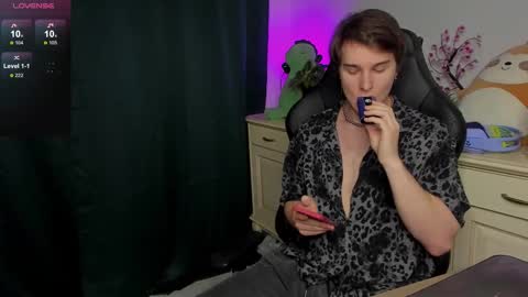 Snapshot of vincent__strong chatting on October 26, 8:42 am Vincent Strong online show from October 26, 8:42 am