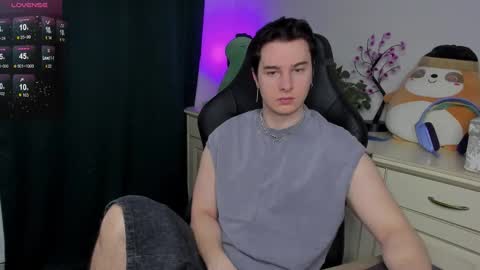 Snapshot of vincent__strong chatting on January 19, 8:07 am Vincent Strong online show from January 19, 8:07 am