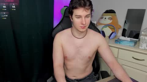 Snapshot of vincent__strong chatting on February 13, 8:43 am Vincent Strong online show from February 13, 8:43 am