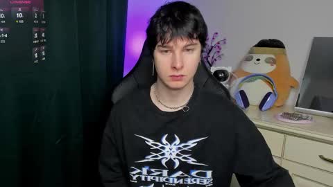 Snapshot of vincent__strong chatting on February 25, 7:51 am Vincent Strong online show from February 25, 7:51 am