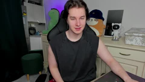 Vincent Strong online show from May 3, 3:23 am