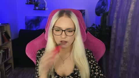 Snapshot of violamore chatting on April 6, 5:36 pm violamore online show from April 6, 5:36 pm