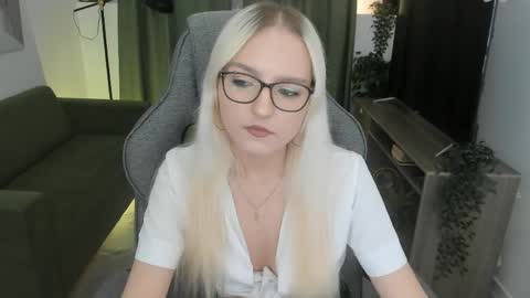 Snapshot of violamore chatting on April 7, 6:08 pm violamore online show from April 7, 6:08 pm