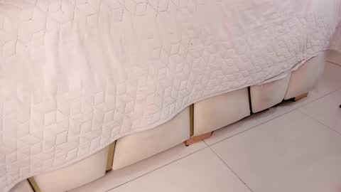 Snapshot of violeet_gray chatting on February 15, 2:55 pm violeet_gray online show from February 15, 2:55 pm