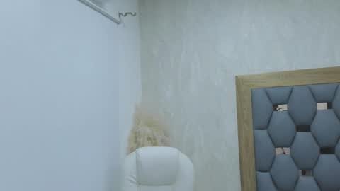 Snapshot of violeet_gray chatting on February 26, 12:25 pm violeet_gray online show from February 26, 12:25 pm