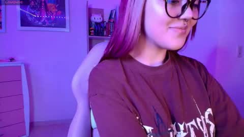 Snapshot of violeet_smile chatting on March 10, 3:45 am violet online show from March 10, 3:45 am