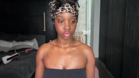 Snapshot of violet6xft chatting on May 12, 9:50 am Fantasy Black Girl online show from May 12, 9:50 am
