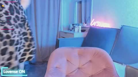 Snapshot of violet____h chatting on October 18, 7:25 pm violet____h online show from October 18, 7:25 pm