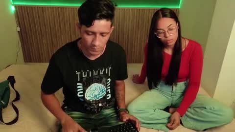 violet_and_dylan online show from December 15, 12:09 pm