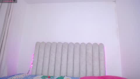 Snapshot of violet_giraldo chatting on February 17, 6:36 pm violet_giraldo online show from February 17, 6:36 pm