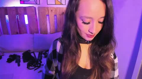 Violet Jones online show from April 9, 3:50 pm