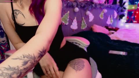 Snapshot of violet_noir_ chatting on December 25, 11:22 am Deya online show from December 25, 11:22 am