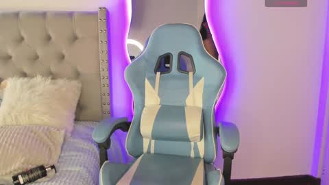 Snapshot of violet_rost chatting on December 5, 5:50 pm Violet online show from December 5, 5:50 pm