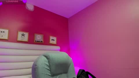 violet_sinclair online show from April 21, 11:27 am