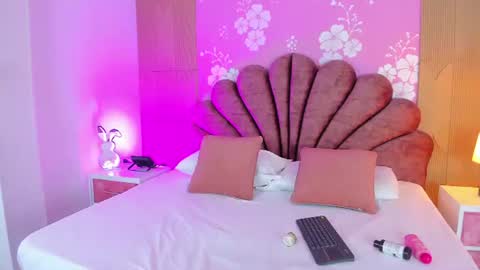 violet_smith01 online show from August 5, 12:30 pm
