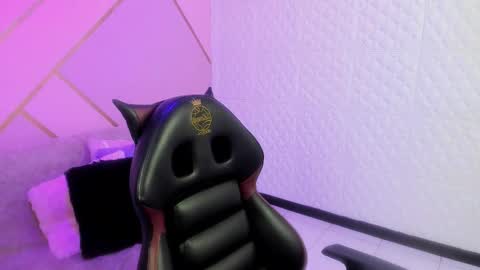     online show from February 18, 9:22 pm