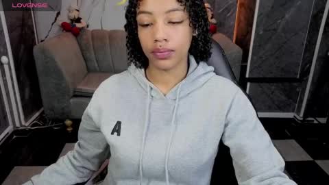 violeth_b online show from April 15, 1:18 pm