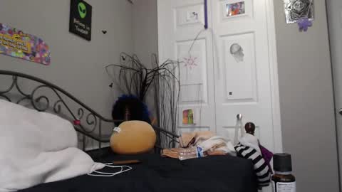 Violet Hooper online show from January 8, 5:05 pm