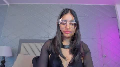 Snapshot of violetrousse chatting on April 4, 2:25 pm Violet Rousse online show from April 4, 2:25 pm