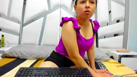 Snapshot of violett_bliss chatting on July 19, 3:21 am violett_bliss online show from July 19, 3:21 am