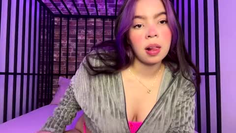 Snapshot of violett_moonx chatting on May 30, 12:35 pm violett_moonx online show from May 30, 12:35 pm
