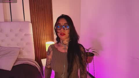 Snapshot of violettaalemida chatting on January 6, 1:04 pm violettaalemida online show from January 6, 1:04 pm