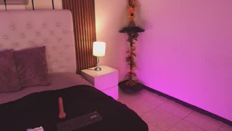 Snapshot of violettaalemida chatting on January 9, 1:25 pm violettaalemida online show from January 9, 1:25 pm