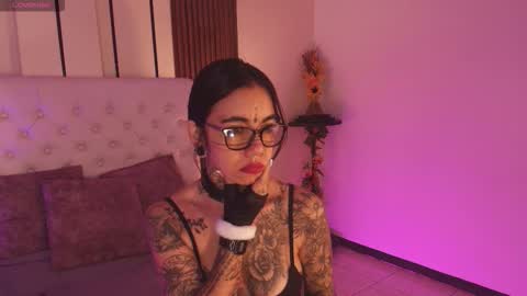 Snapshot of violettaalemida chatting on January 14, 1:17 pm violettaalemida online show from January 14, 1:17 pm