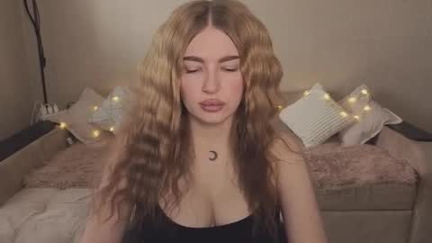 ViolettaOtis online show from September 18, 12:18 pm