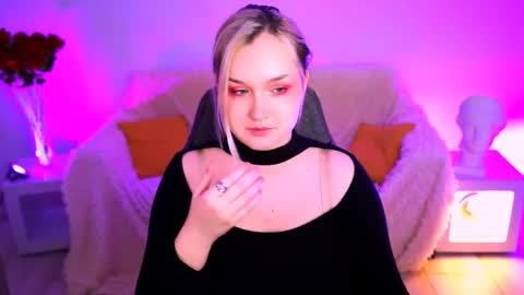 Snapshot of violettwoods chatting on May 27, 8:11 am Violett online show from May 27, 8:11 am