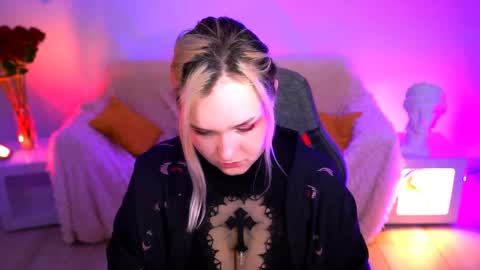 Snapshot of violettwoods chatting on May 31, 8:10 am Violett online show from May 31, 8:10 am