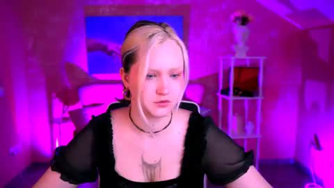 Snapshot of violettwoods chatting on June 14, 6:15 am Violett online show from June 14, 6:15 am