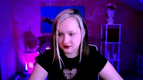 Snapshot of violettwoods chatting on June 29, 6:30 am Violett online show from June 29, 6:30 am