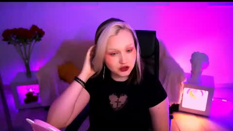 Snapshot of violettwoods chatting on June 30, 6:25 am Violett online show from June 30, 6:25 am