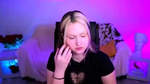 Snapshot of violettwoods chatting on July 6, 4:20 am Violett online show from July 6, 4:20 am