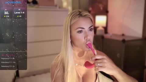 Snapshot of viv_milf chatting on September 26, 6:50 am Vivian is here online show from September 26, 6:50 am