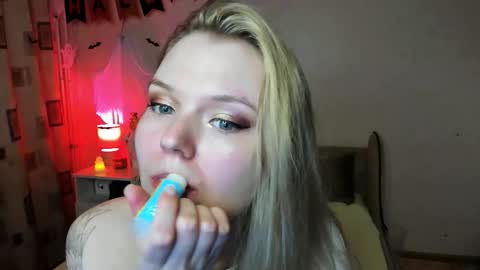 vivian_alison online show from October 27, 6:45 pm