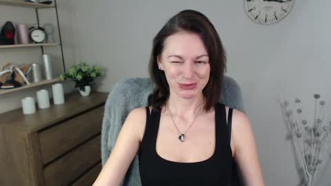 Snapshot of vivian_dream chatting on December 9, 6:55 am Vivian online show from December 9, 6:55 am