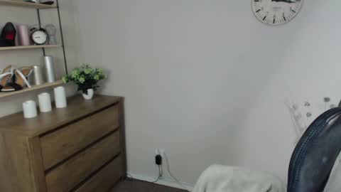 Snapshot of vivian_dream chatting on December 9, 10:00 am Vivian online show from December 9, 10:00 am