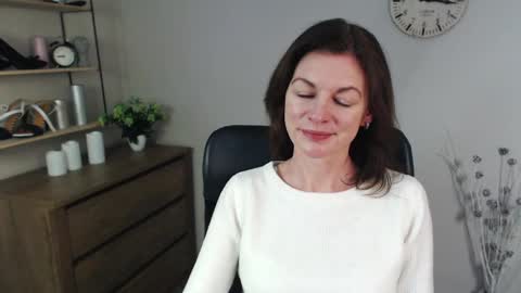 Snapshot of vivian_dream chatting on December 16, 6:43 am Vivian online show from December 16, 6:43 am