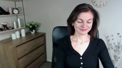 Snapshot of vivian_dream chatting on December 17, 11:49 am Vivian online show from December 17, 11:49 am