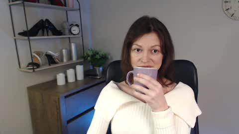 Snapshot of vivian_dream chatting on February 26, 7:09 am Vivian online show from February 26, 7:09 am