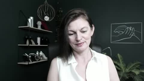 Snapshot of vivian_dream chatting on June 9, 6:36 am Vivian online show from June 9, 6:36 am