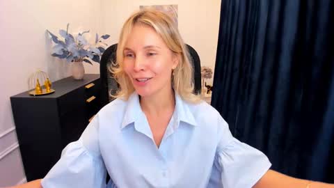Snapshot of vivianlirei chatting on October 1, 12:33 pm Sinti online show from October 1, 12:33 pm