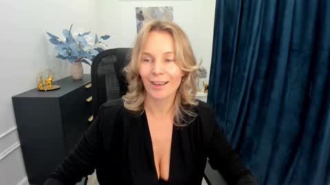 Snapshot of vivianlirei chatting on October 9, 11:30 am Sinti online show from October 9, 11:30 am