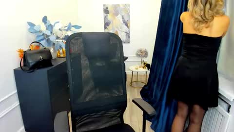Snapshot of vivianlirei chatting on October 15, 11:32 am Sinti online show from October 15, 11:32 am