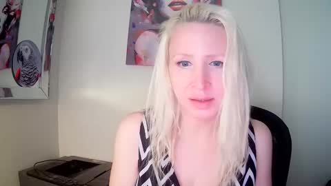 Snapshot of vivians_roses chatting on December 1, 5:07 pm Vivians Roses online show from December 1, 5:07 pm