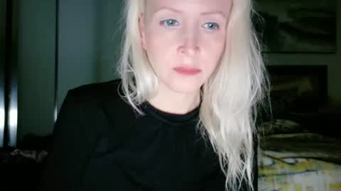 Snapshot of vivians_roses chatting on July 8, 10:20 am Vivians Roses online show from July 8, 10:20 am