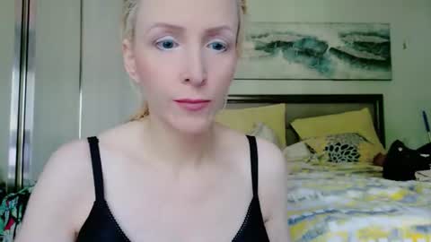 Snapshot of vivians_roses chatting on July 13, 1:03 pm Vivians Roses online show from July 13, 1:03 pm